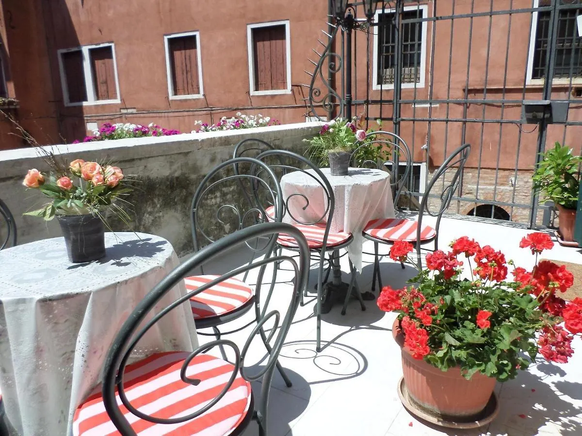 Palazzo Lion Morosini - Check In Presso Locanda Ai Santi Apostoli Benátky