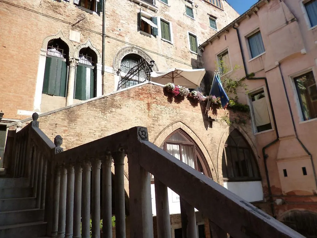 Penzion Palazzo Lion Morosini - Check In Presso Locanda Ai Santi Apostoli Benátky