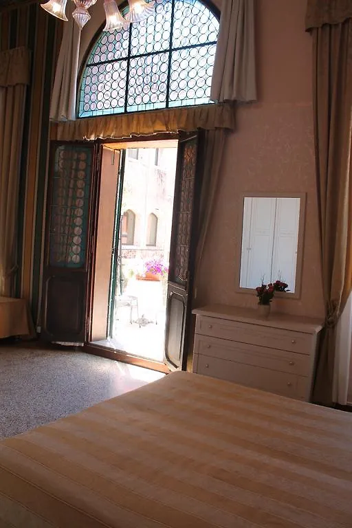 Palazzo Lion Morosini - Check In Presso Locanda Ai Santi Apostoli Benátky Penzion