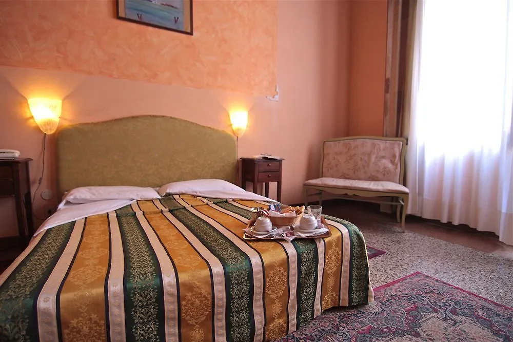 Palazzo Lion Morosini - Check In Presso Locanda Ai Santi Apostoli Benátky