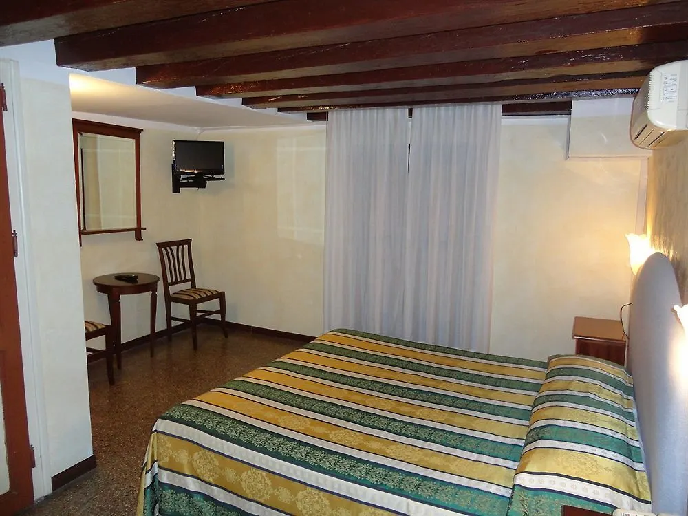 Palazzo Lion Morosini - Check In Presso Locanda Ai Santi Apostoli Benátky 3*,