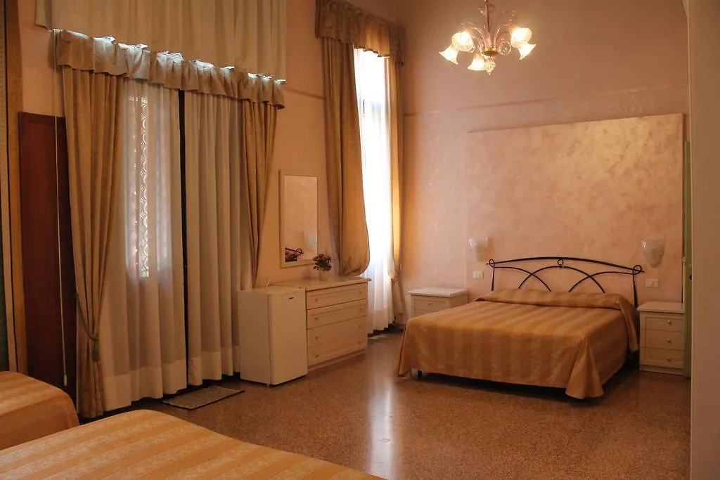 Palazzo Lion Morosini - Check In Presso Locanda Ai Santi Apostoli Benátky Penzion