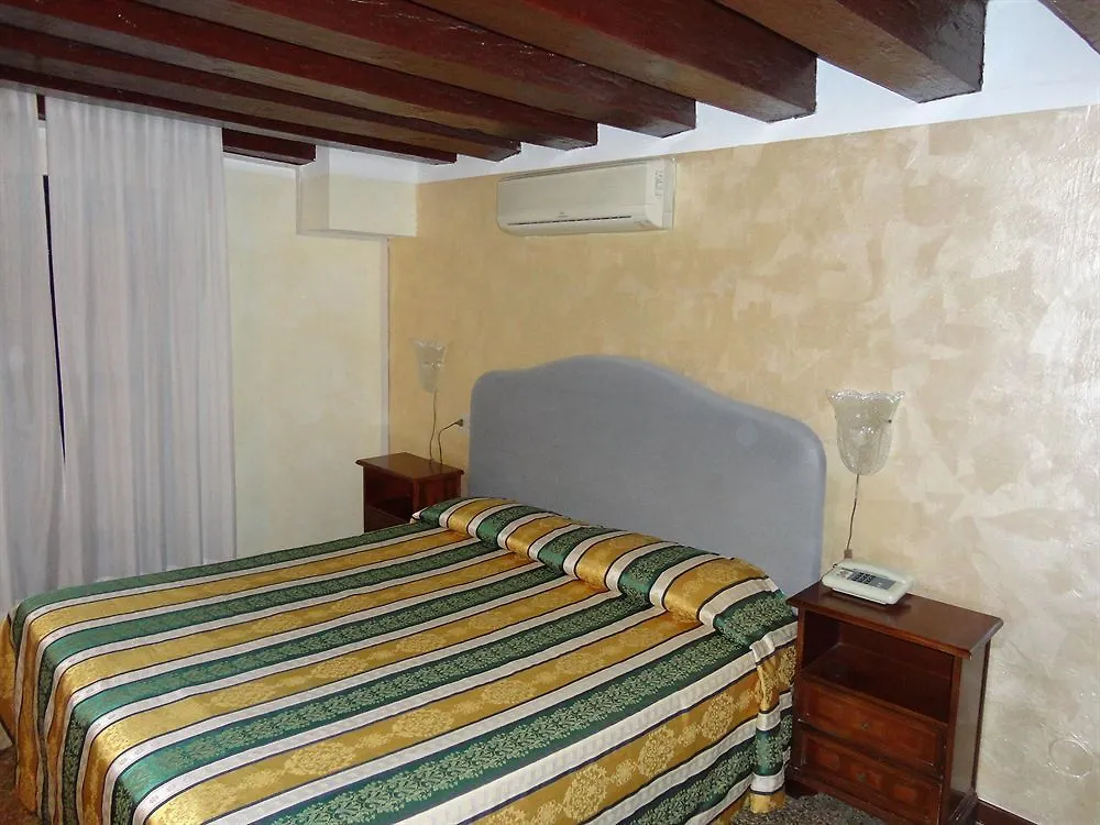 Palazzo Lion Morosini - Check In Presso Locanda Ai Santi Apostoli Benátky Penzion